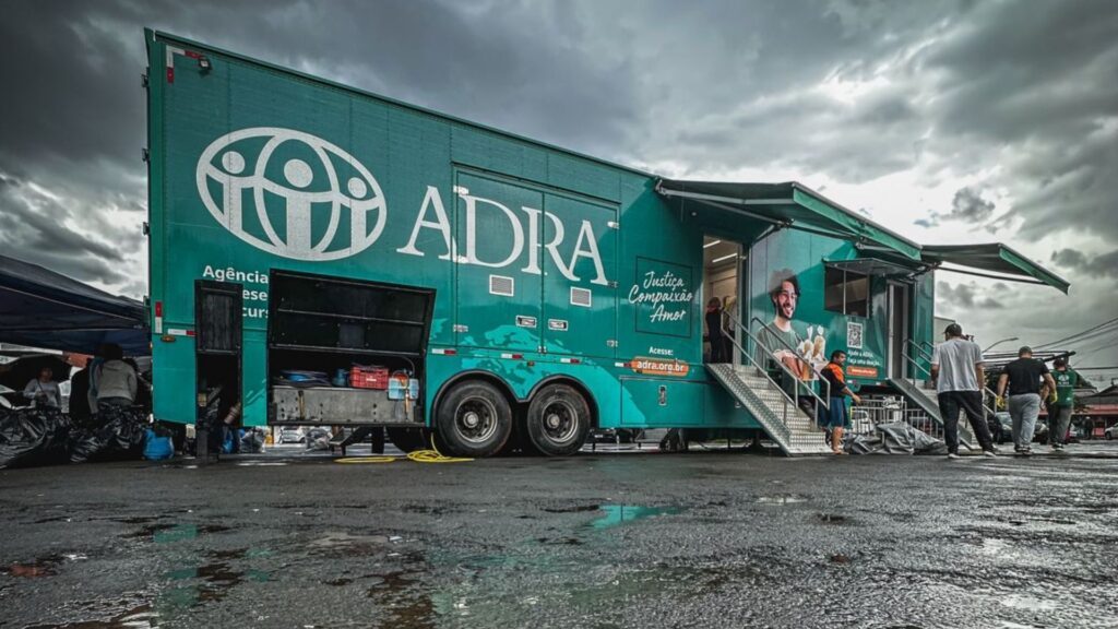 ajuda da carreta solidaria da adra