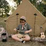 adolescente acampando e fazendo nós