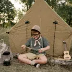 adolescente acampando e fazendo nós