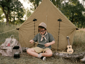 adolescente acampando e fazendo nós