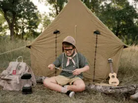 adolescente acampando e fazendo nós