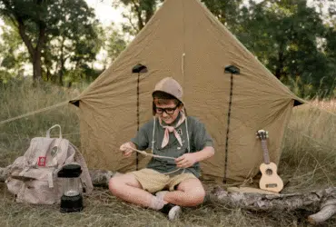 adolescente acampando e fazendo nós