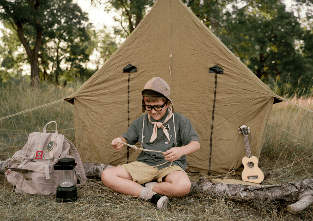 adolescente acampando e fazendo nós
